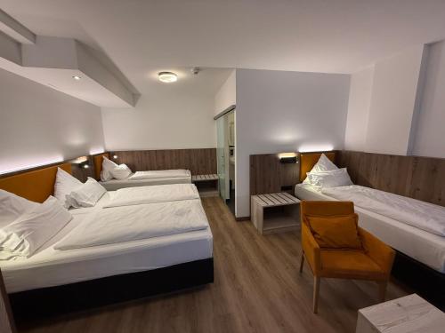 Minx – CityHotels في آخن: غرفة فندق بها سريران وكرسي