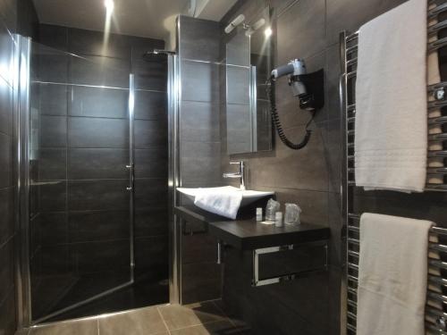 un baño con ducha y lavabo en Hotel Eden, en Saint-Malo