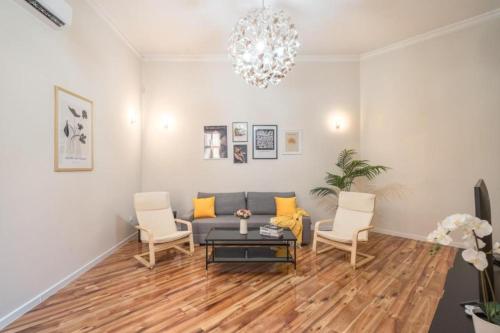 Charming Suite-2BR Luxury Stay nr Basilica & Opera
