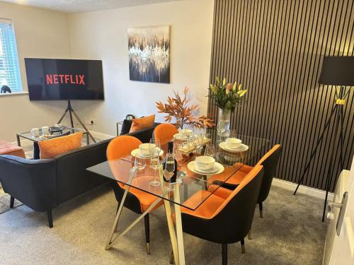 a dining room with a glass table and chairs at No56 - 2-bed Boutique Apartment - Hosted by Hutch Lifestyle in Leamington Spa