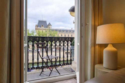 Two Bedroom Luxury Apartment - Balcony with View of Notre Dame