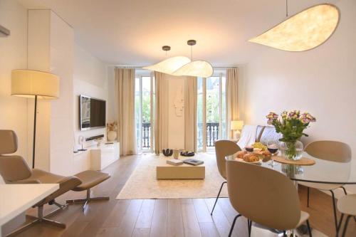 Two Bedroom Luxury Apartment - Balcony with View of Notre Dame