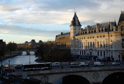 Two Bedroom Luxury Apartment - Balcony with View of Notre Dame