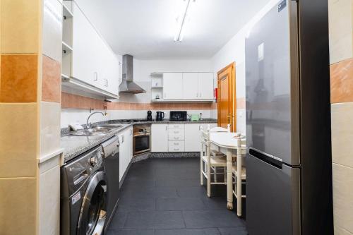 a kitchen with a washer and a sink and a dishwasher at GuestReady - Charming Apartment with Ocean Views in Caniço