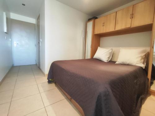 Studio 232, Héliopolis AB, Village naturiste