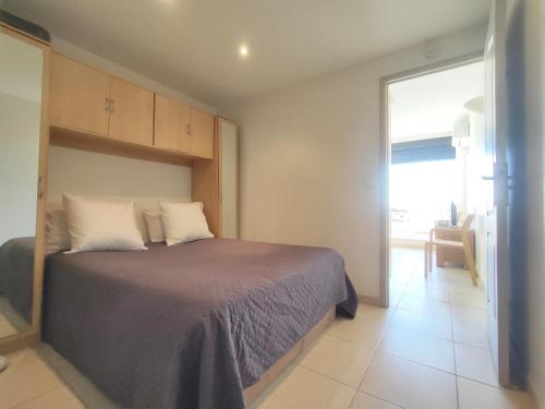 Studio 232, Héliopolis AB, Village naturiste