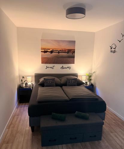 a bedroom with a bed and a picture on the wall at Ferienappartement Paula im Lausitzer Seenland in Senftenberg