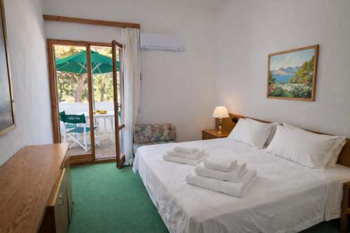Un pat sau paturi într-o cameră la Hotel Kyrie Isole Tremiti