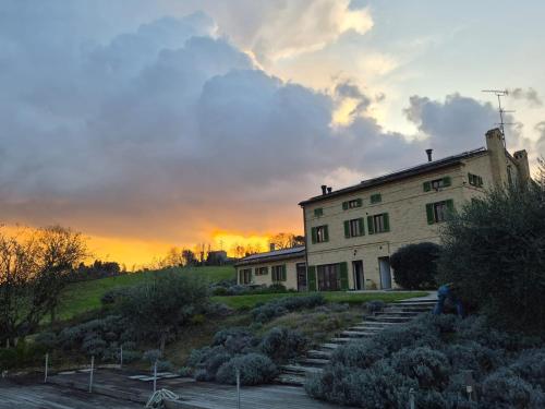 an old building with a sunset in the background at Casal dei Fichi in Francavilla dʼEte