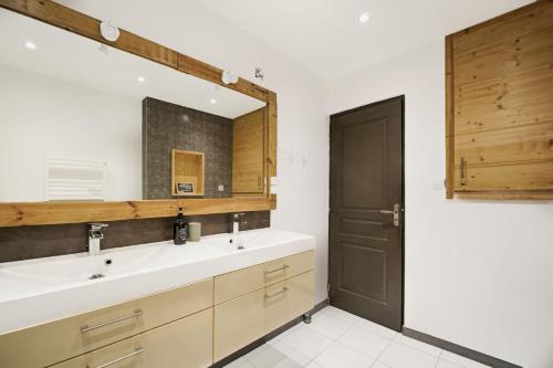 a bathroom with a sink and a mirror at Grand appartement spacieux au centre de Chambéry, gare à pied in Chambéry