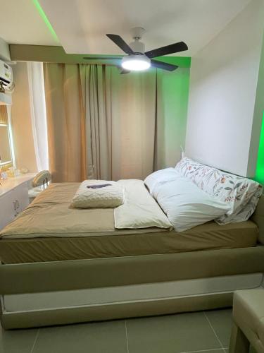 a bedroom with a bed with a ceiling fan at AAvista in Basbas