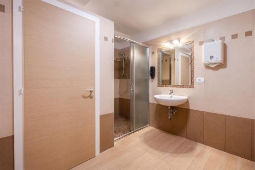 ein Badezimmer mit Waschbecken und Dusche in der Unterkunft Hotel Angelini in Nago-Torbole