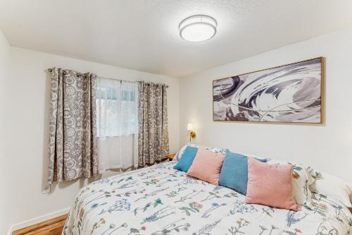 a bedroom with a bed and a painting on the wall at Mountain-View Patio, 1 Mi From UO Campus in Eugene