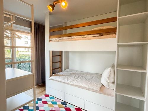 a small bedroom with bunk beds and a window at Ferienwohnung Gartenidyll am Dümmer See in Lembruch