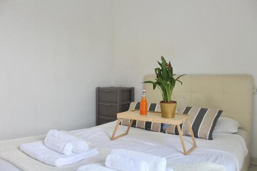 Last floor One-Bedroom Apartment With City View