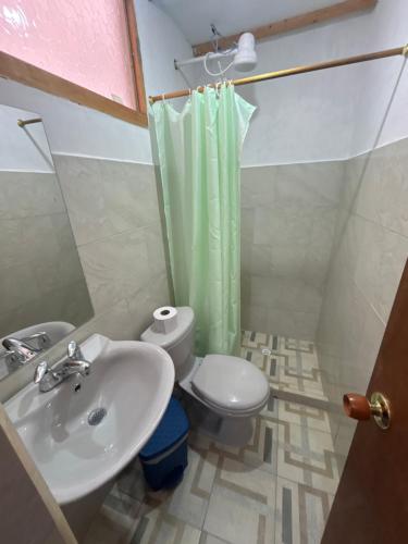 a bathroom with a sink and a toilet and a shower at Casa hotel Manhattan L&P in Choachí