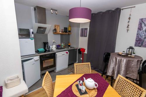 Kitchen o kitchenette sa LE PRIEURE