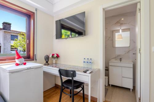 a home office with a desk and a chair at Maia Oporto Suites in Maia