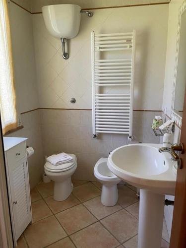 a bathroom with a toilet and a sink at Agriturismo Valle Martina in Saturnia