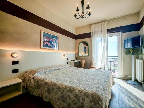 a bedroom with a large bed and a window at Hotel Castello S. Antonio in Lazise