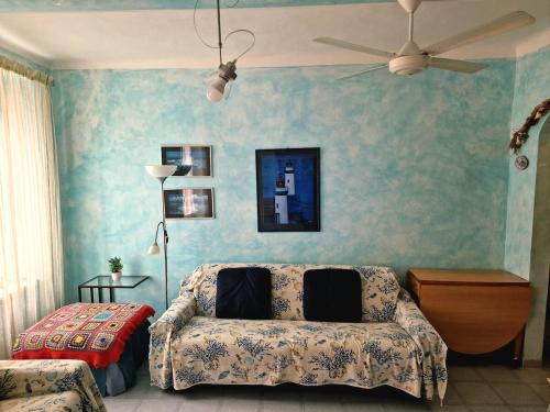 a living room with a couch and a ceiling fan at Bell-House in Varazze