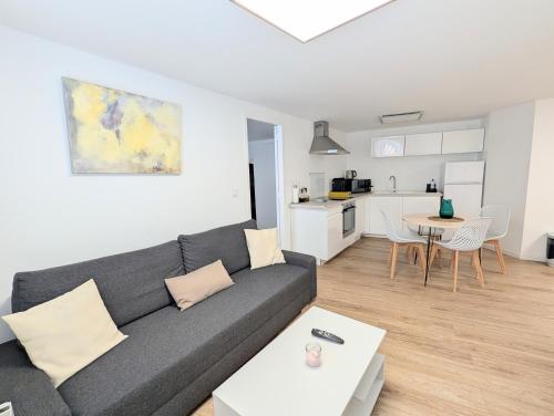 Appartement rénové place du Palais avec parking