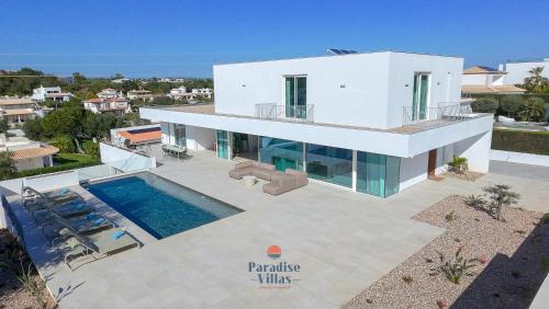 Modern 4-Bedroom Villa with Infinity Pool