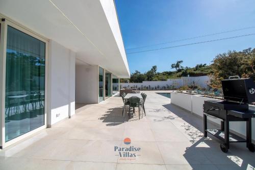 Modern 4-Bedroom Villa with Infinity Pool