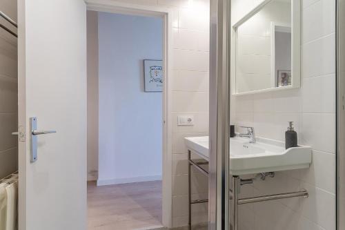 4071 - AB Centric Apartment in Raval