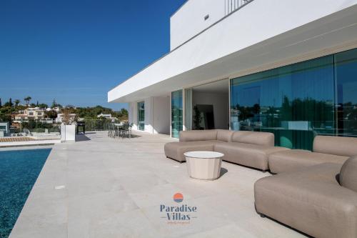 Modern 4-Bedroom Villa with Infinity Pool