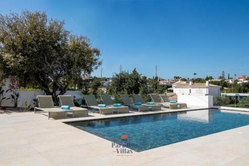 Modern 4-Bedroom Villa with Infinity Pool