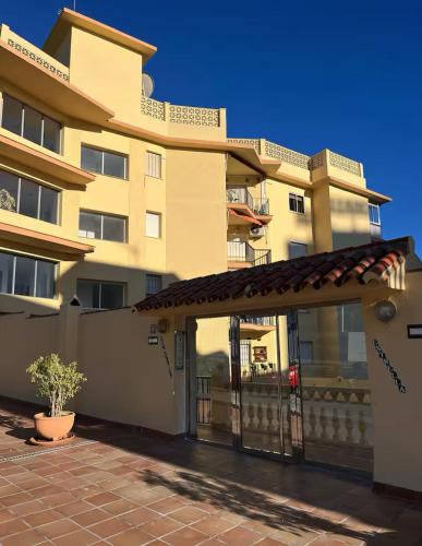 Sea View Apartment, 100m to Beach, Sunrise Balcony & pool