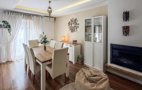2 Bedroom Nice Apartment In Conil De La Frontera