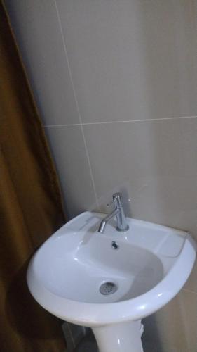 a bathroom with a white sink in a room at Habitaciones Chincha in Sunampe
