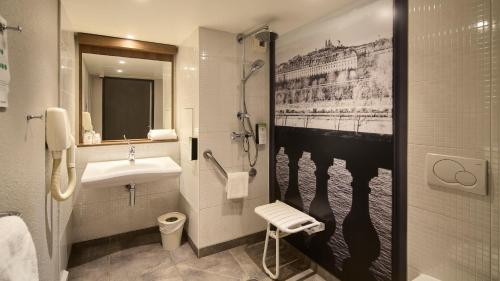 a bathroom with a sink and a shower at Campanile PRIME - Nogent-sur-Marne in Nogent-sur-Marne