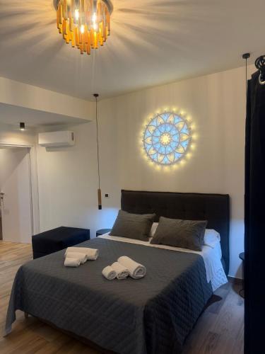 a bedroom with a bed with two towels on it at Bed and Relax-Il Maniero in Calatabiano