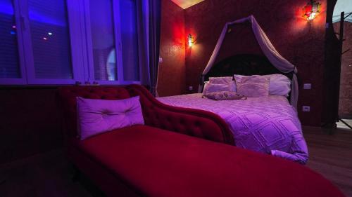 una camera da letto con un letto a baldacchino di Escape Suite - l'Orientale a Calais