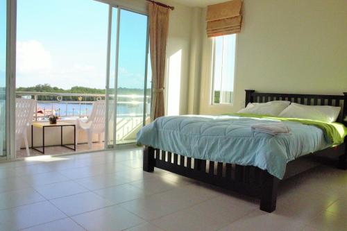Postel nebo postele na pokoji v ubytování Uncle House Krabi