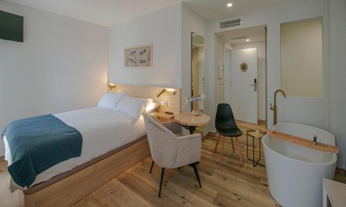 a hotel room with a bed and a bath tub at A Casa do Tella e Rosalía in Portosin