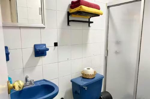 a bathroom with a blue toilet and a sink at Tu depa en SLP in San Luis Potosí