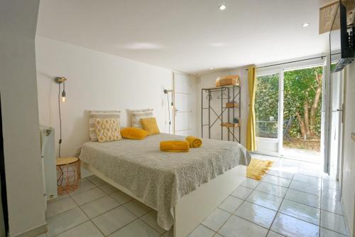 a bedroom with a bed with yellow pillows on it at L'accampado in Arles