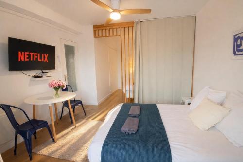 a hotel room with a bed and a table at Le Blue Hole - Appartement de charme Digoin in Digoin