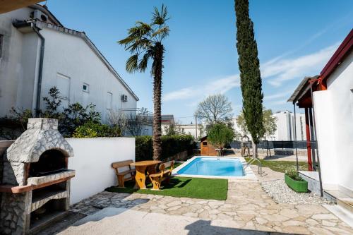 Villa Malinka Private Pool 150m to Beach Garden & BBQ