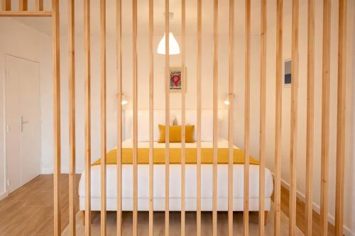 a bedroom with a crib with a bed in it at Le Blue Hole - Appartement de charme Digoin in Digoin