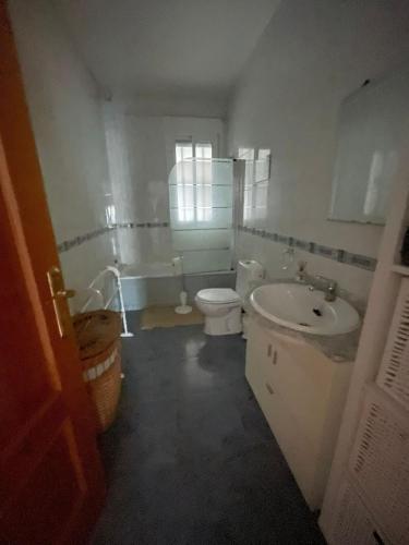 a bathroom with a toilet and a sink and a tub at Villa Sparrow, Arboleas in El Arroyo Aceituno