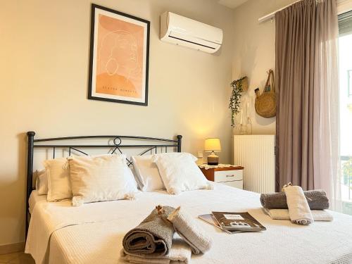 ein Schlafzimmer mit einem Bett, auf dem Handtücher liegen in der Unterkunft Haplotēs Rhodes Apartment in Koskinou