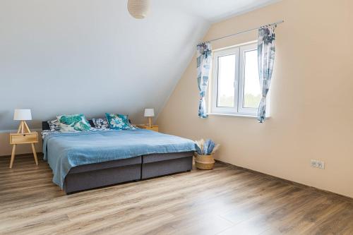 a bedroom with a bed and a window at Ceglana Przystań na Kaszubach in Załakowo