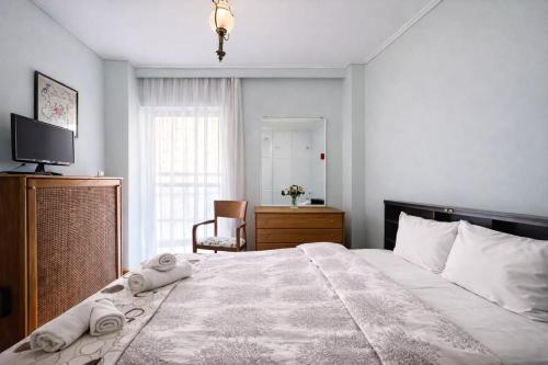 Sunny Terrace Sea View Apt in Piraeus by ΜΡS