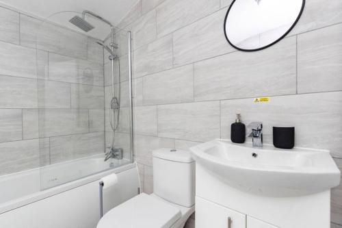 a bathroom with a toilet and a sink and a mirror at Durham 5BR Contractors Long Stay Discounts in Murton