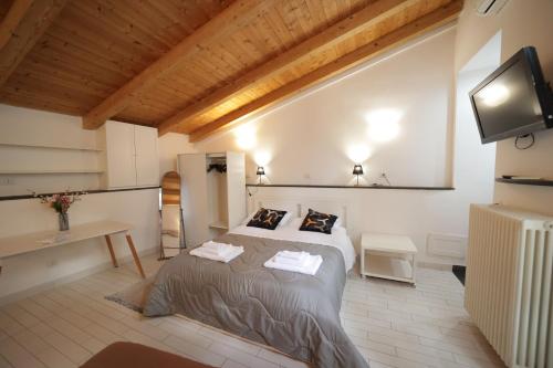 a bedroom with a bed and a flat screen tv at Mosahouse in Naples